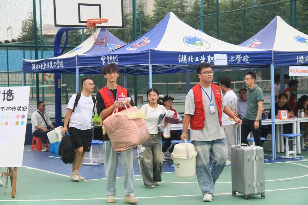 機(jī)電工程學(xué)院喜迎2024級(jí)新生，貼心服務(wù)助力夢(mèng)想啟航